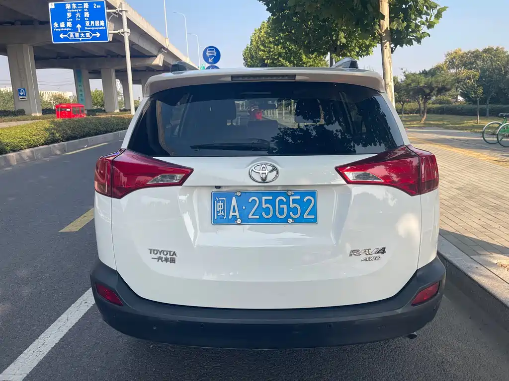 Toyota RAV4 — миниатюра 8