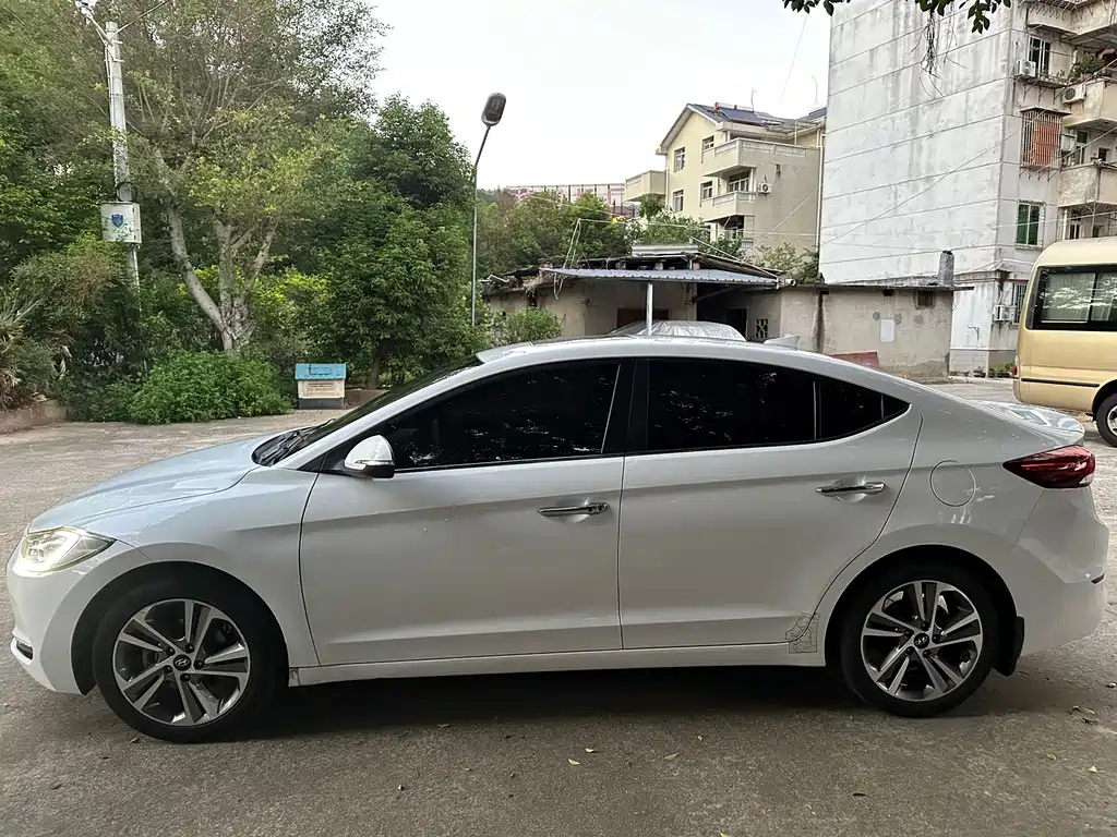 Hyundai Elantra — миниатюра 3