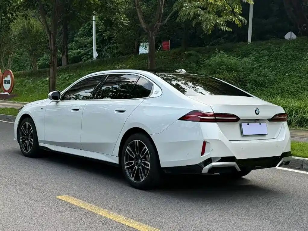 BMW 5 Series — миниатюра 8