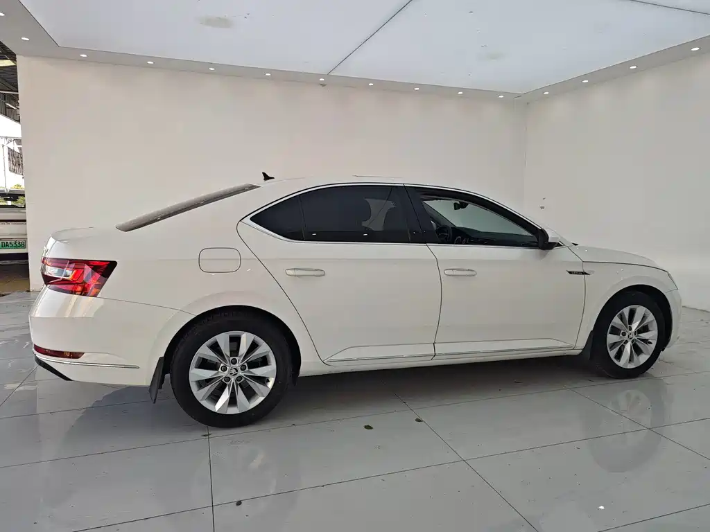 Skoda Superb — миниатюра 16