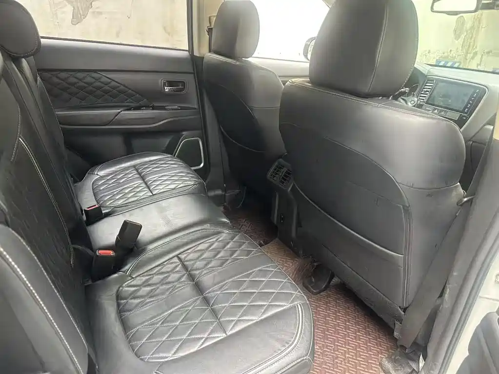 MITSUBISHI OUTLANDER