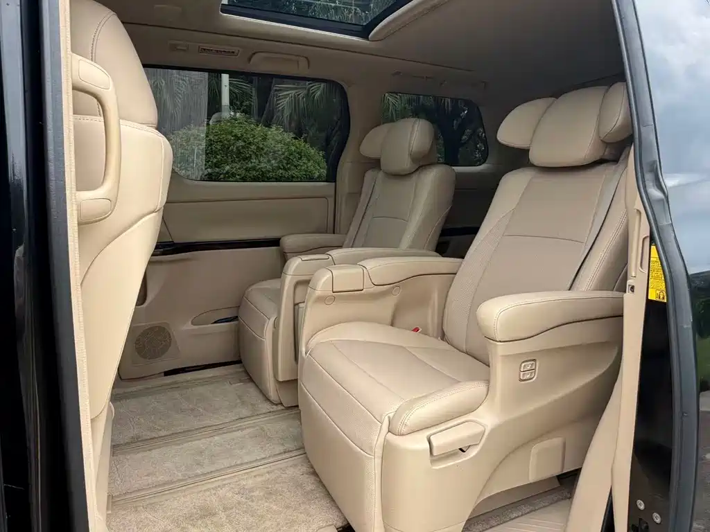 Toyota Alphard — миниатюра 8
