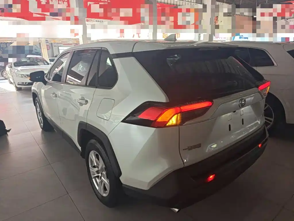 Toyota RAV4 — миниатюра 5