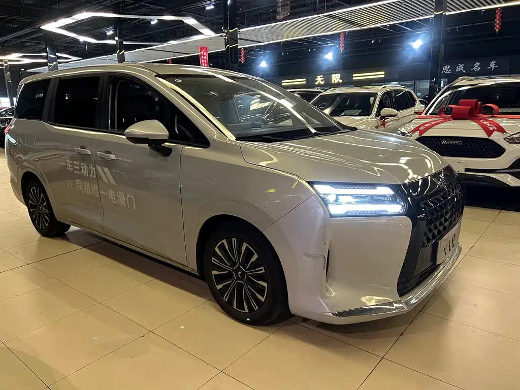 Wuling Xingguang 730 New Energy — миниатюра 2