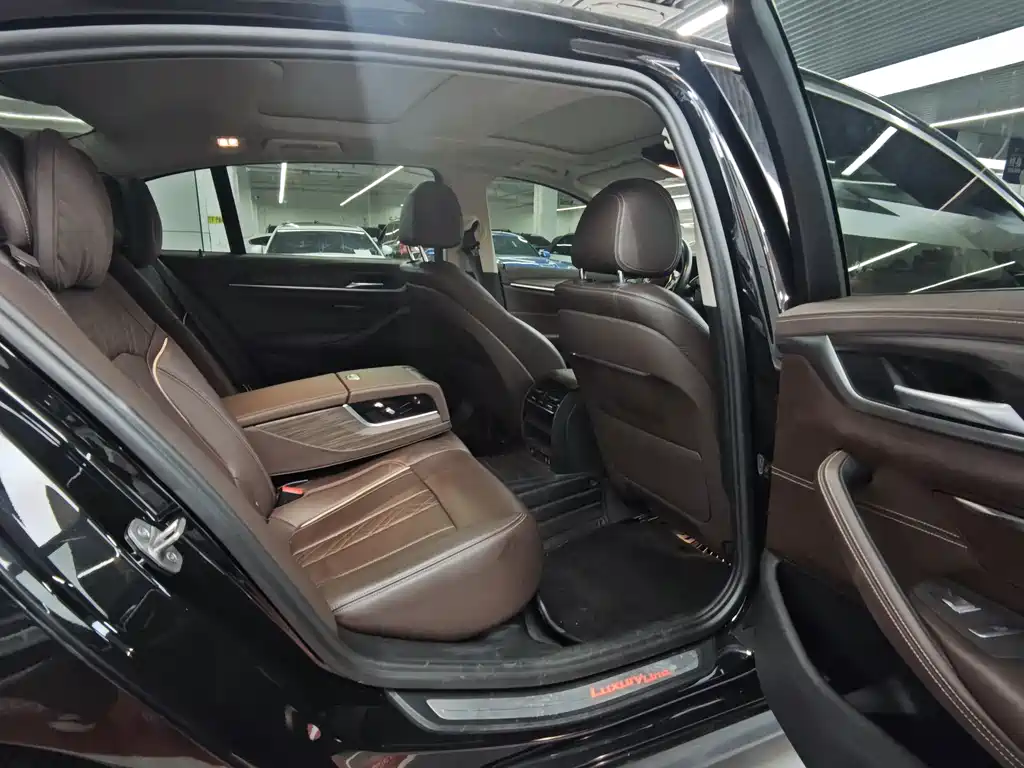 BMW 5 Series — миниатюра 6