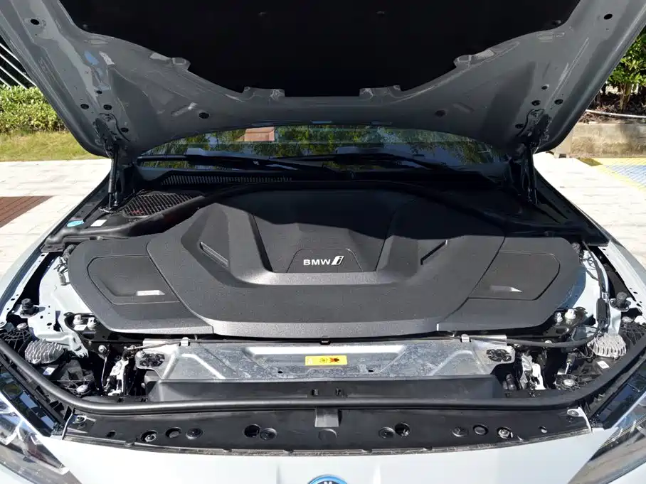 BMW i4 — миниатюра 13
