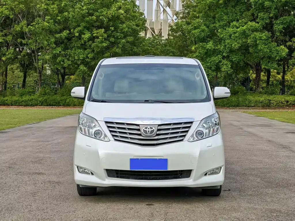 Toyota Alphard — миниатюра 2