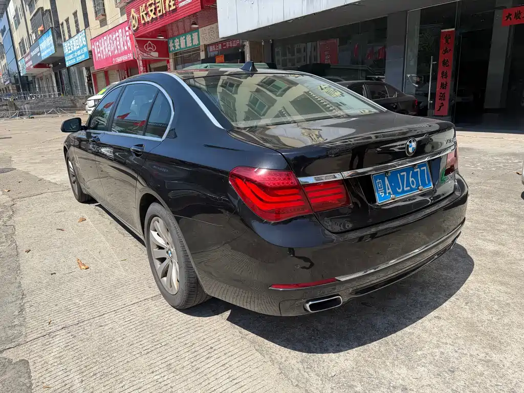 BMW 7 Series — миниатюра 6