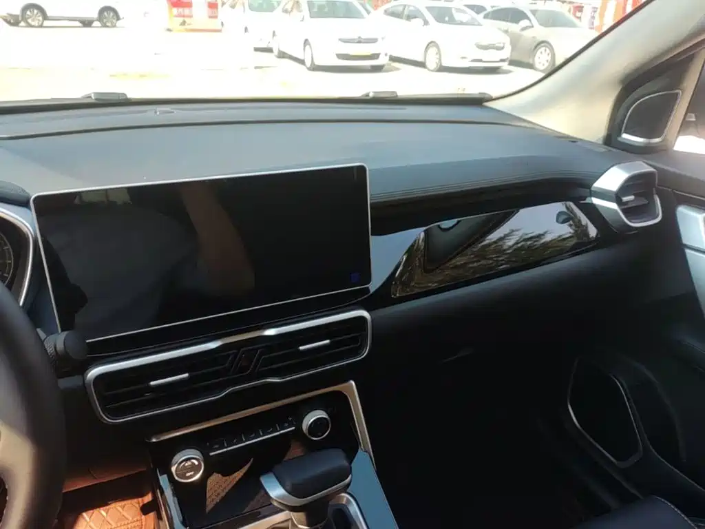 Geely Binyue — миниатюра 13