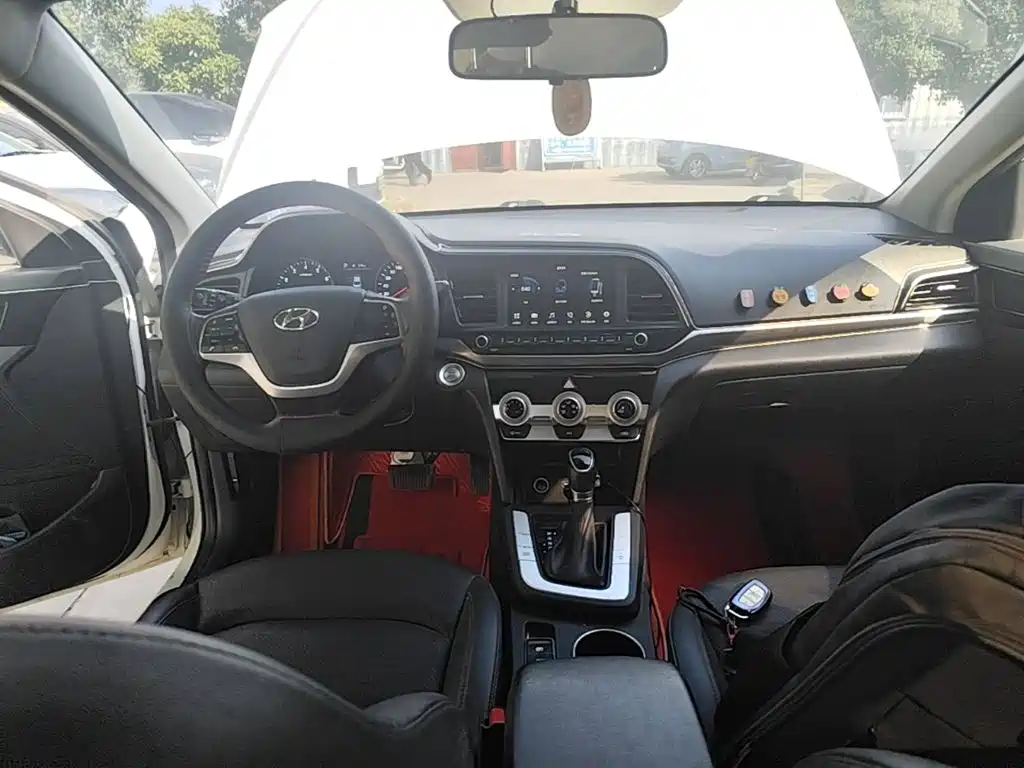 Hyundai Elantra — миниатюра 10