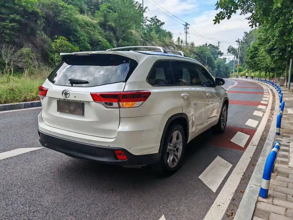 TOYOTA HIGHLANDER