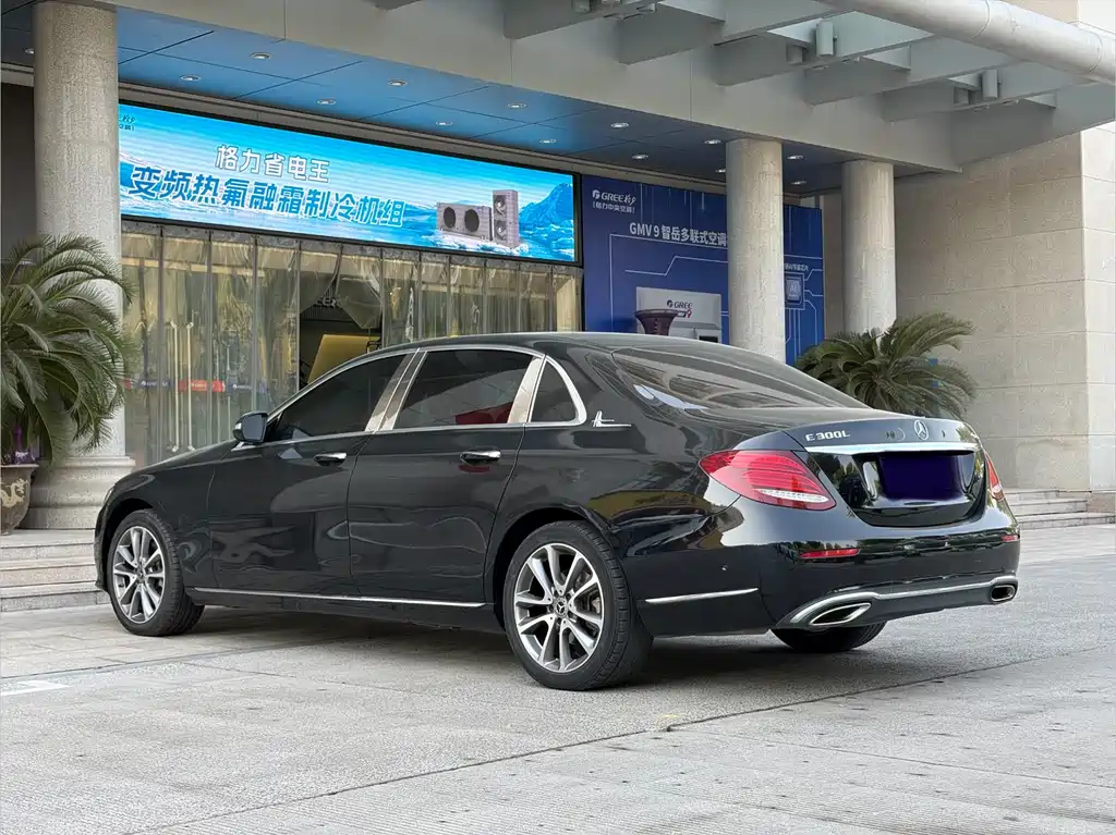 Mercedes-Benz E-Class — миниатюра 9