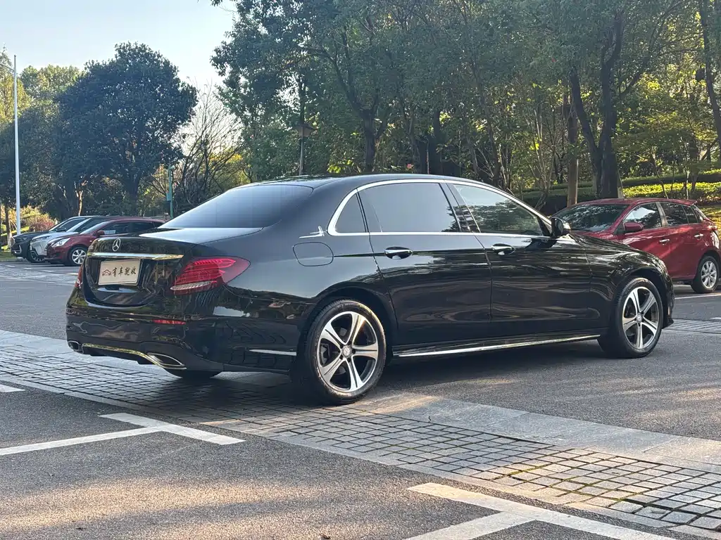Mercedes-Benz E-Class — миниатюра 9