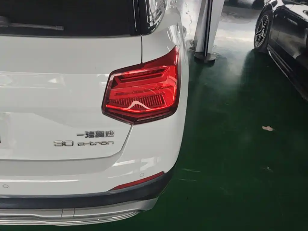 Audi Q2L e-tron — миниатюра 8