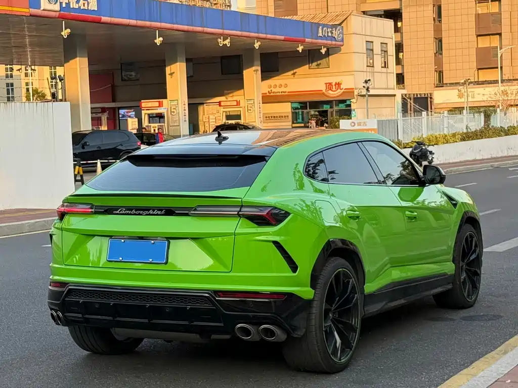 LAMBORGHINI URUS