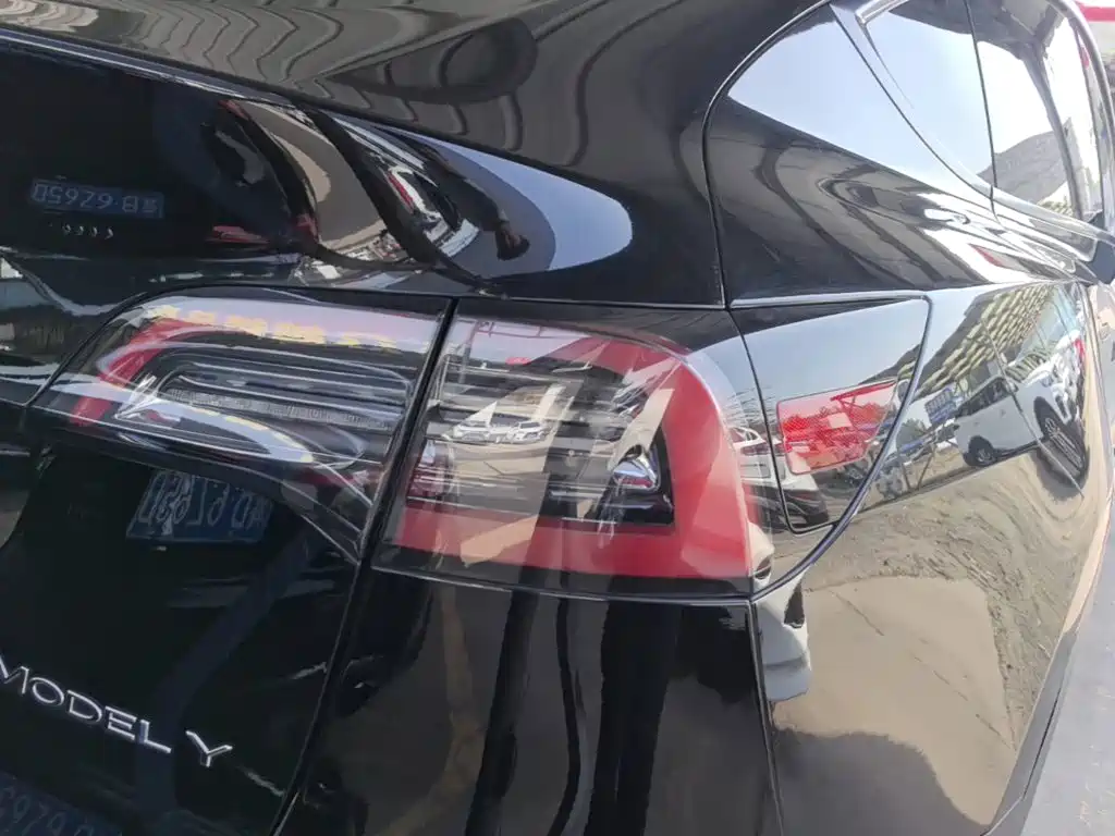 Tesla Model Y — миниатюра 8