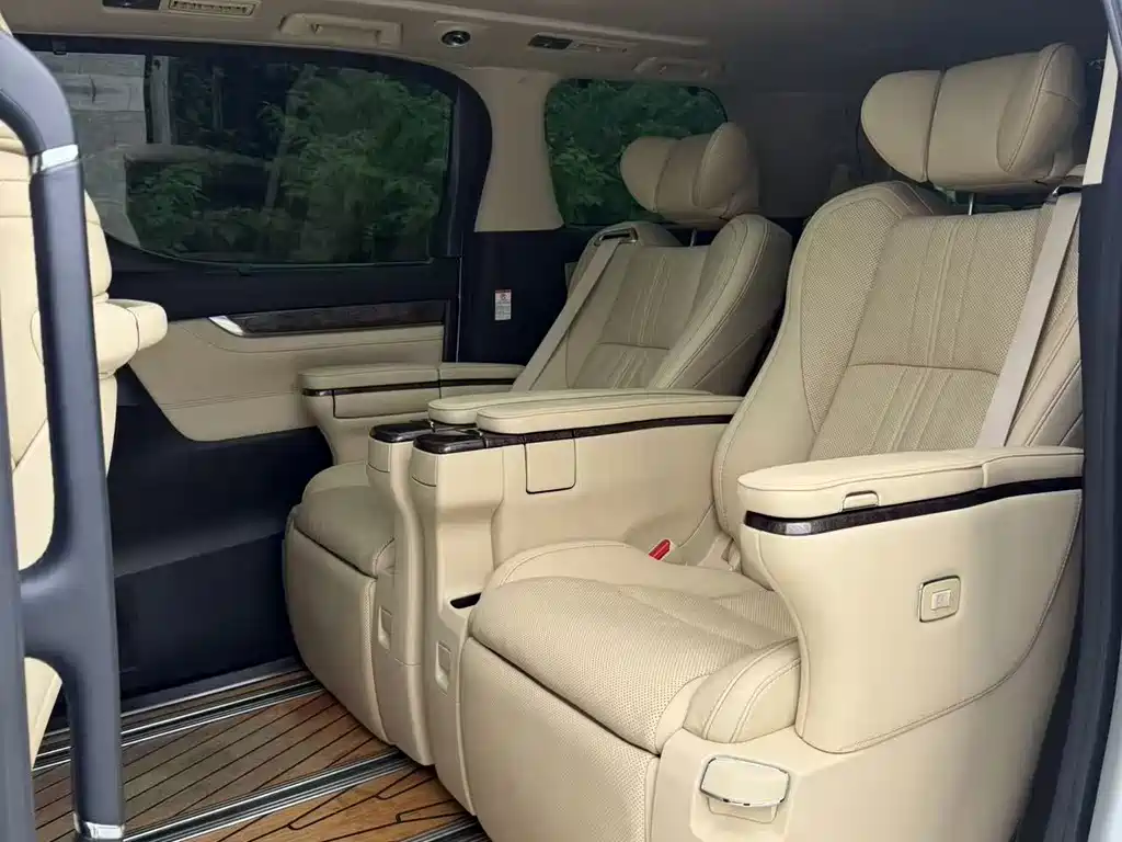 Toyota Vellfire — миниатюра 9
