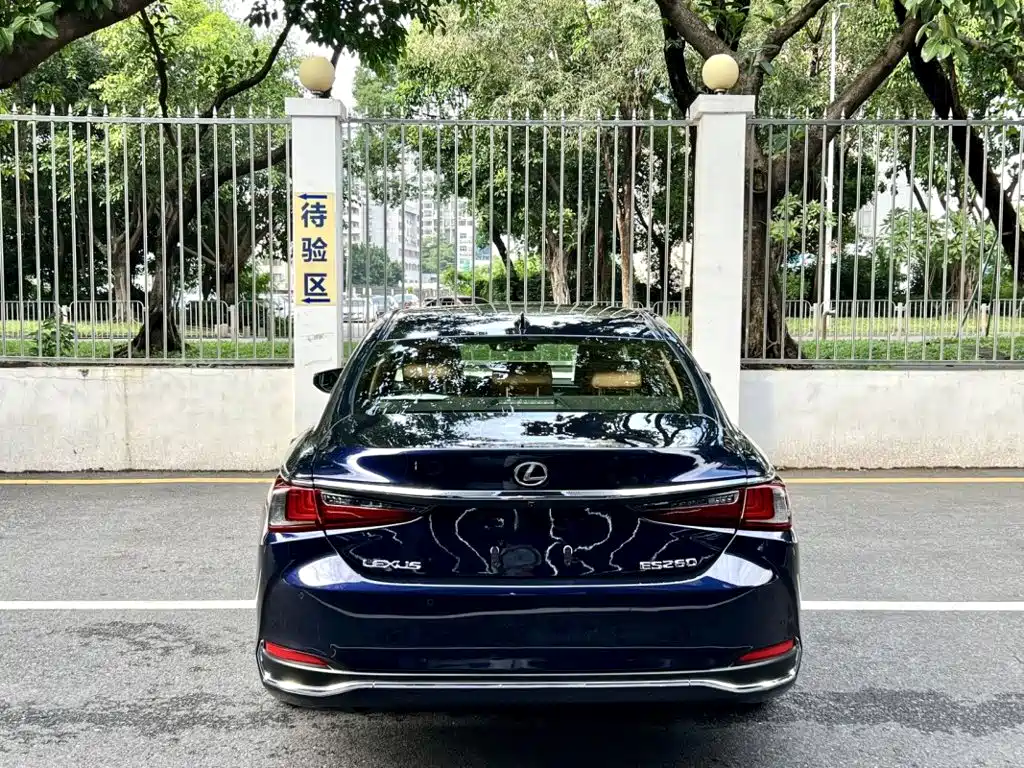 Lexus ES — миниатюра 8
