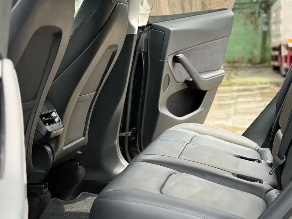 Tesla Model Y — миниатюра 14