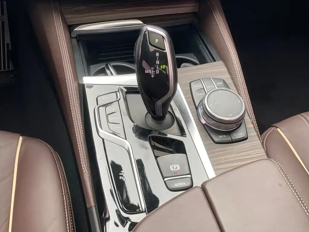 BMW 5 Series — миниатюра 10