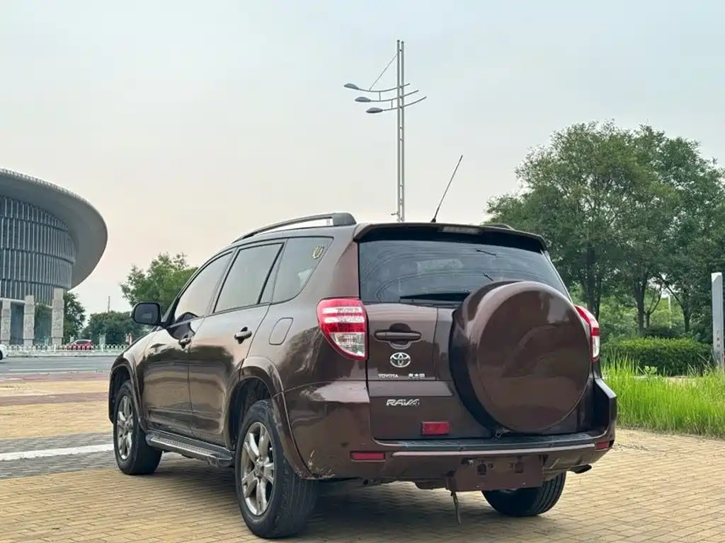 Toyota RAV4 — миниатюра 6