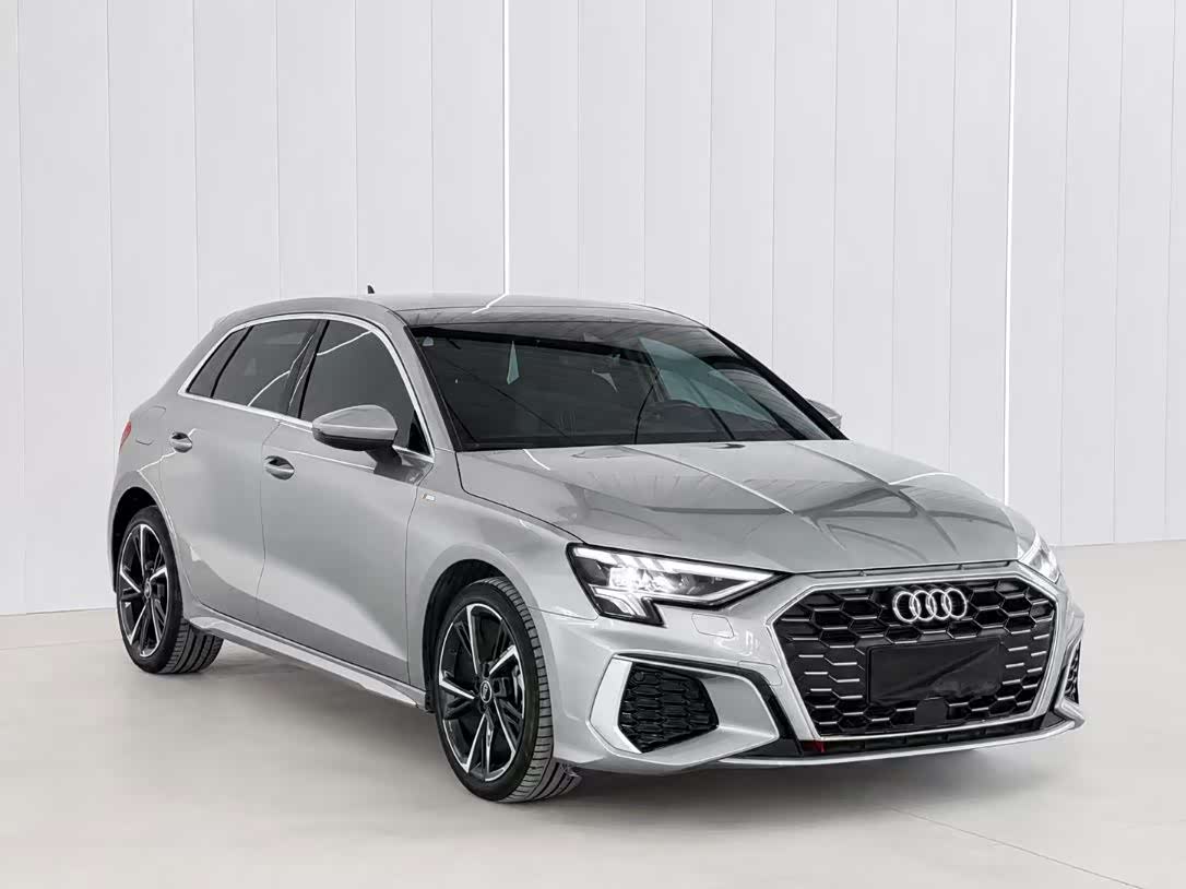 Audi A3 1.4 л 2023 г. Серебристо-серый, пробег 40000 км