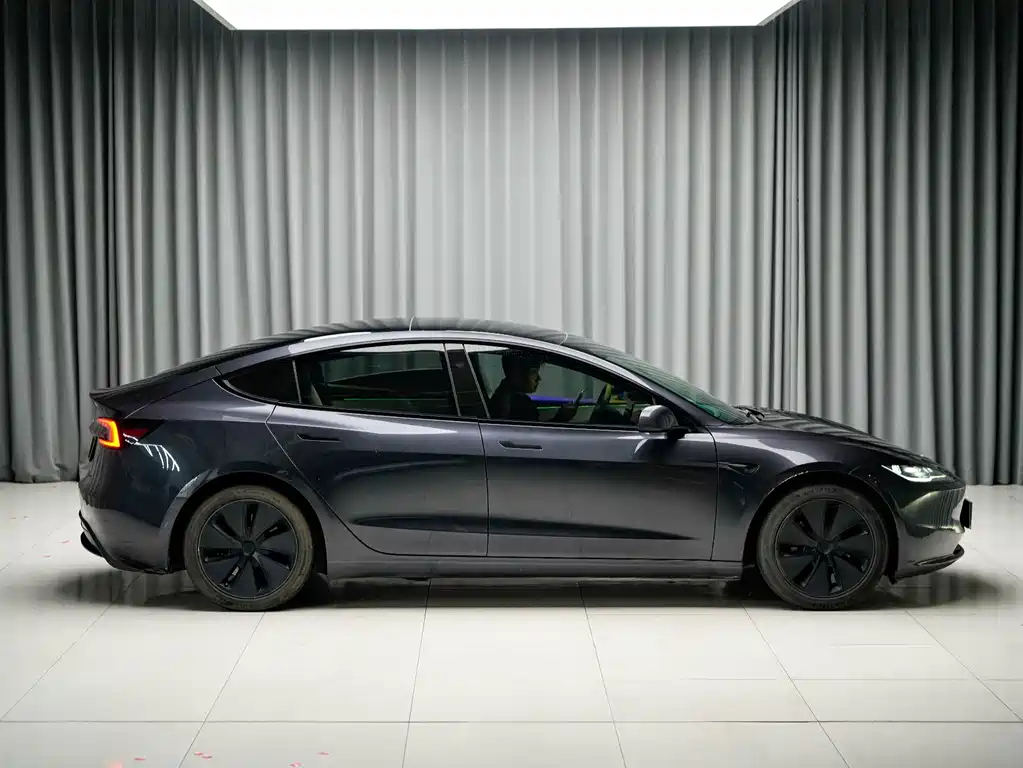 Tesla Model 3 — миниатюра 4