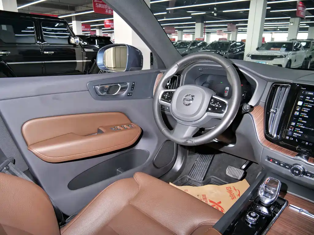 VOLVO XC60 PLUG IN HYBRID