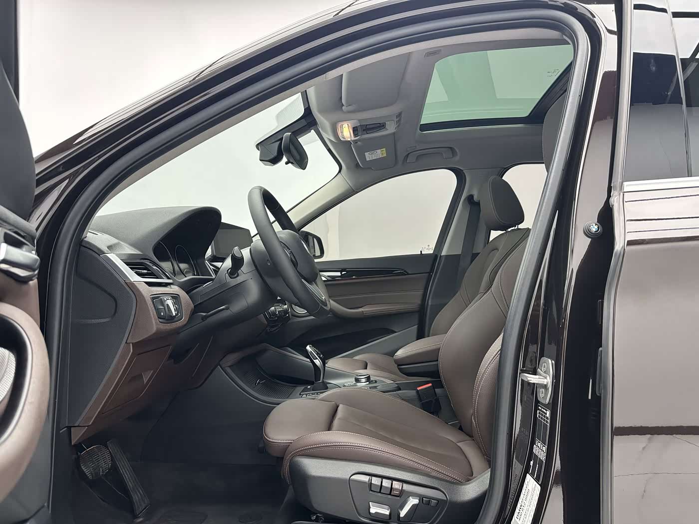 BMW X1 1.5 л 2023 г. шампань/коричневый, пробег 14000 км