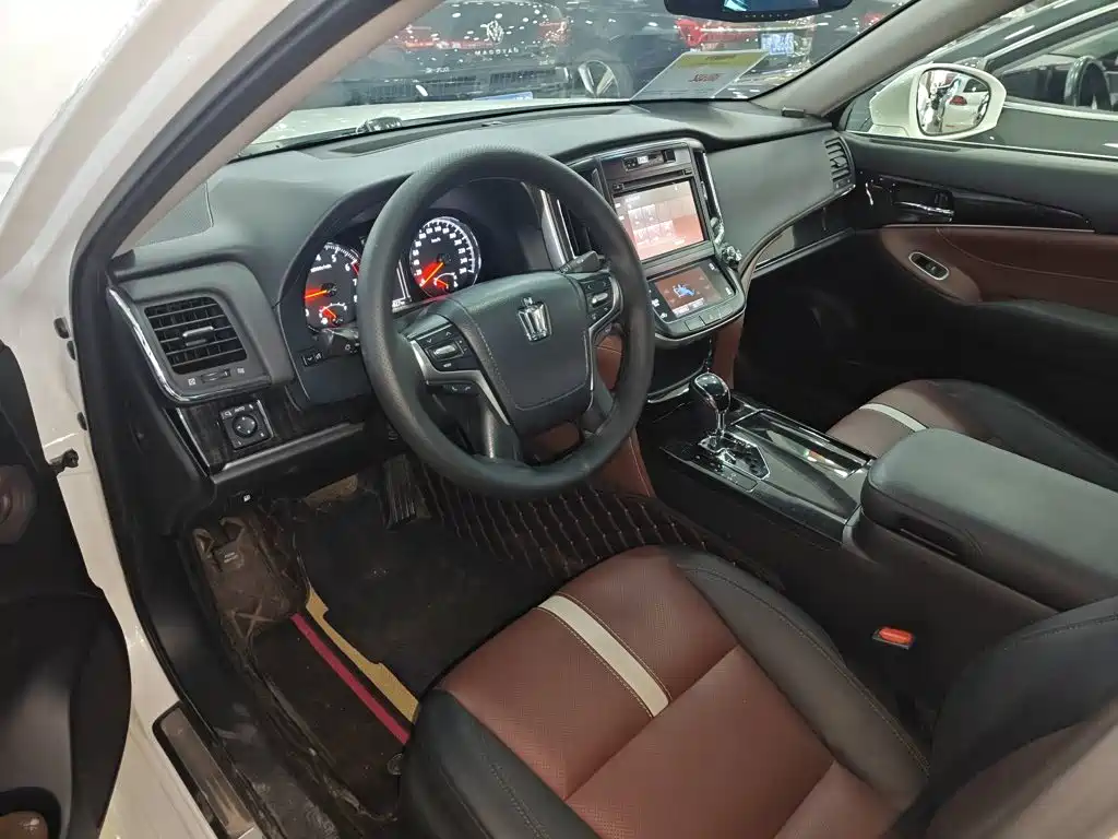 Toyota Crown — миниатюра 8