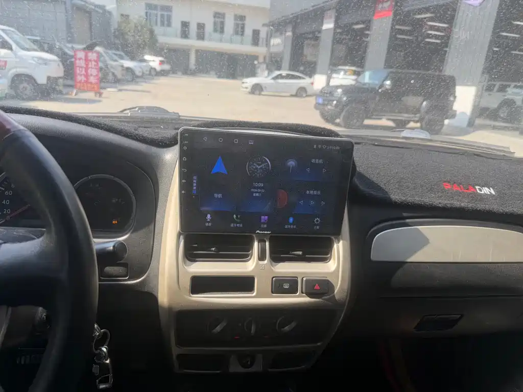 Nissan Paladin — миниатюра 7