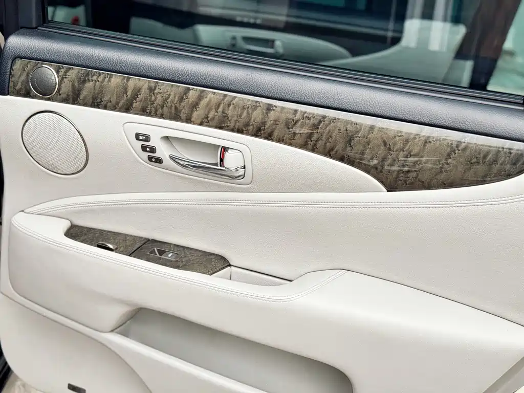 Lexus LS — миниатюра 22