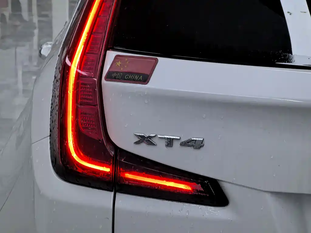 CADILLAC XT4