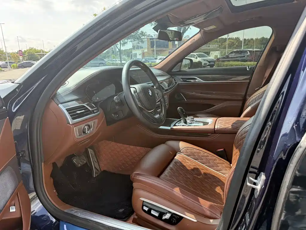 BMW 7 Series — миниатюра 8
