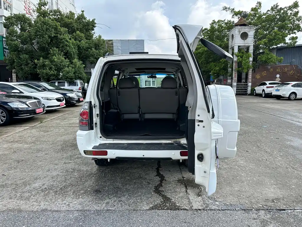 Mitsubishi Pajero — миниатюра 17