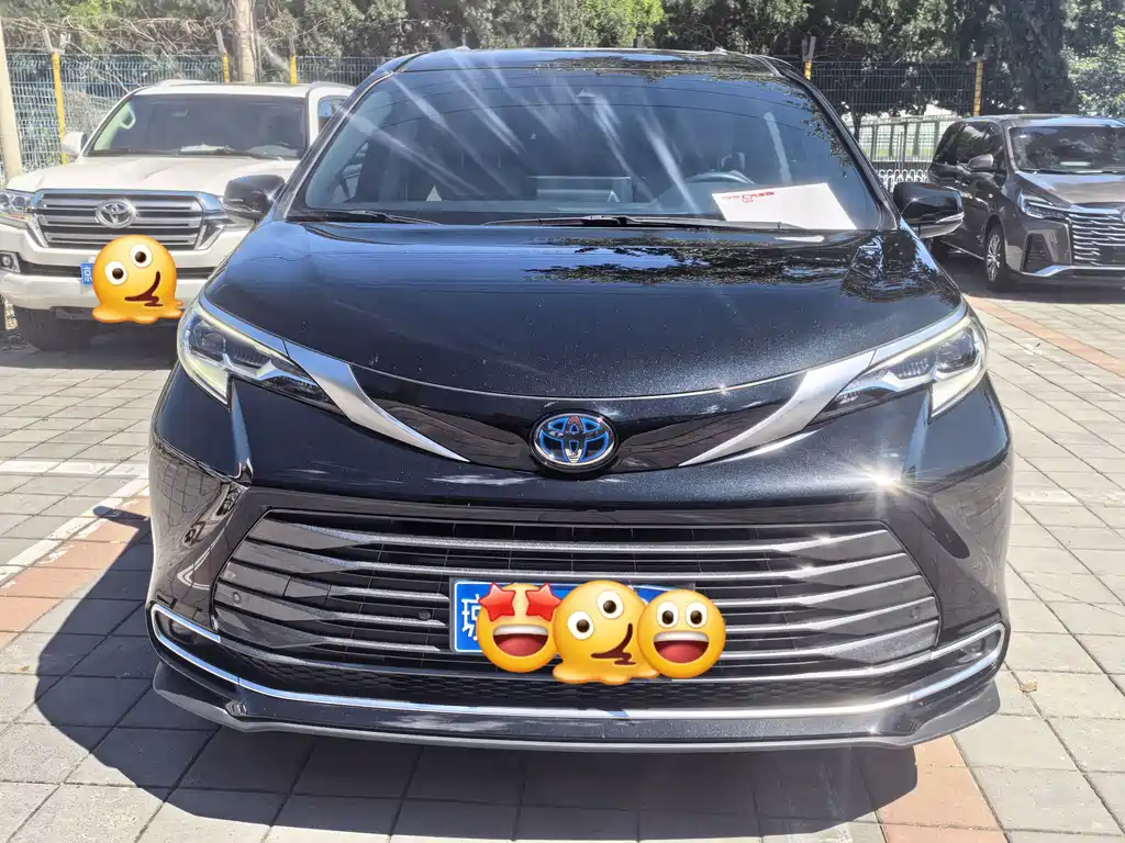 Toyota Sienna — миниатюра 2