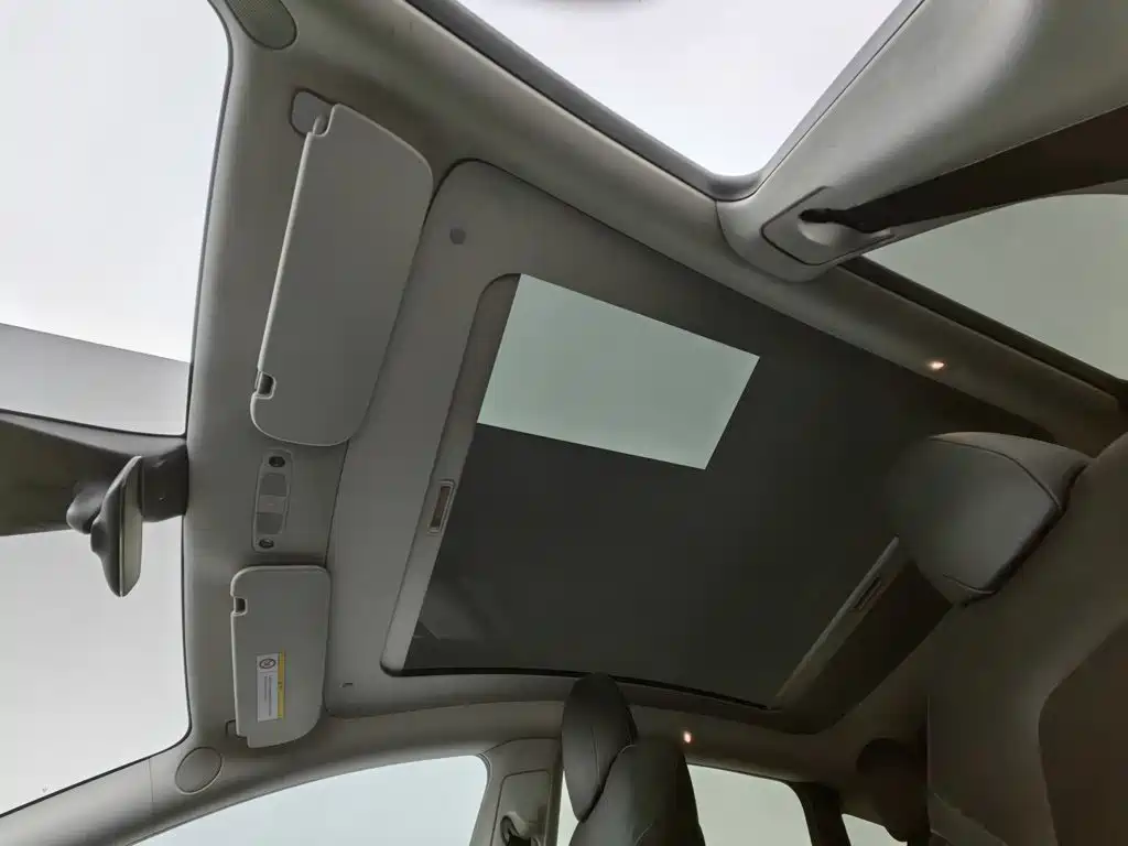 Tesla Model Y — миниатюра 14