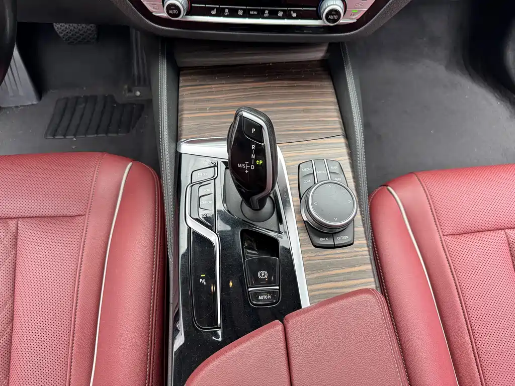 BMW 5 Series — миниатюра 9