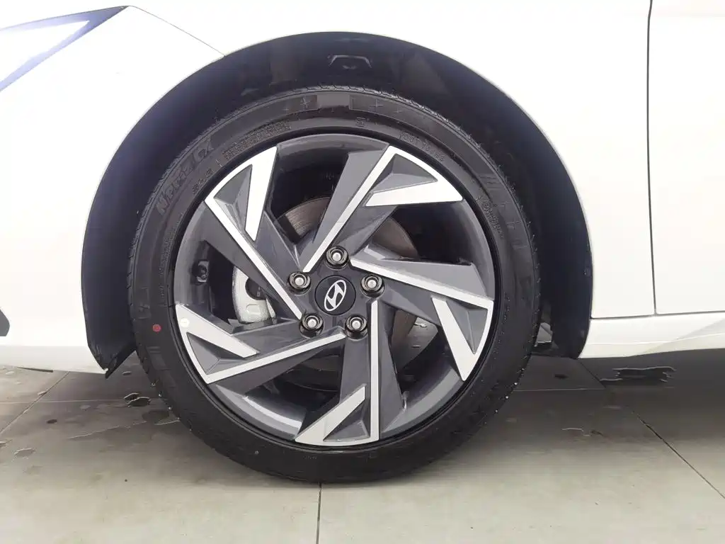 Hyundai Elantra — миниатюра 17