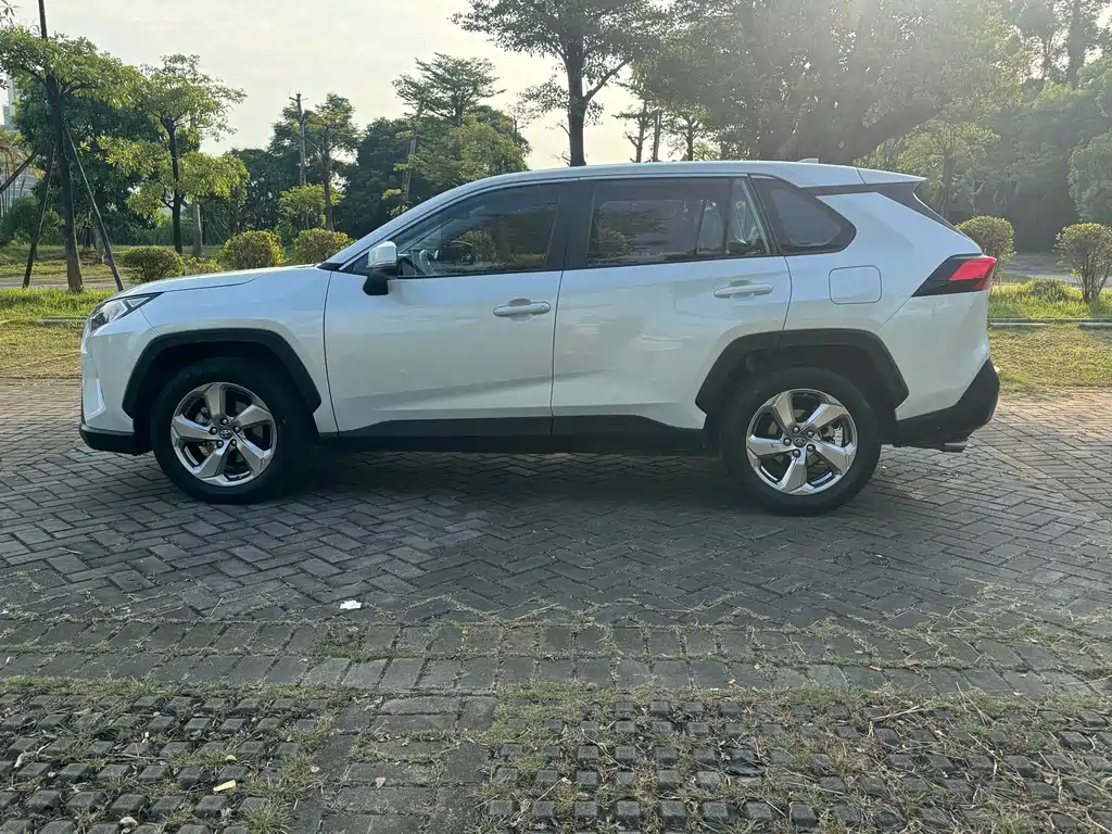 Toyota RAV4 — миниатюра 3