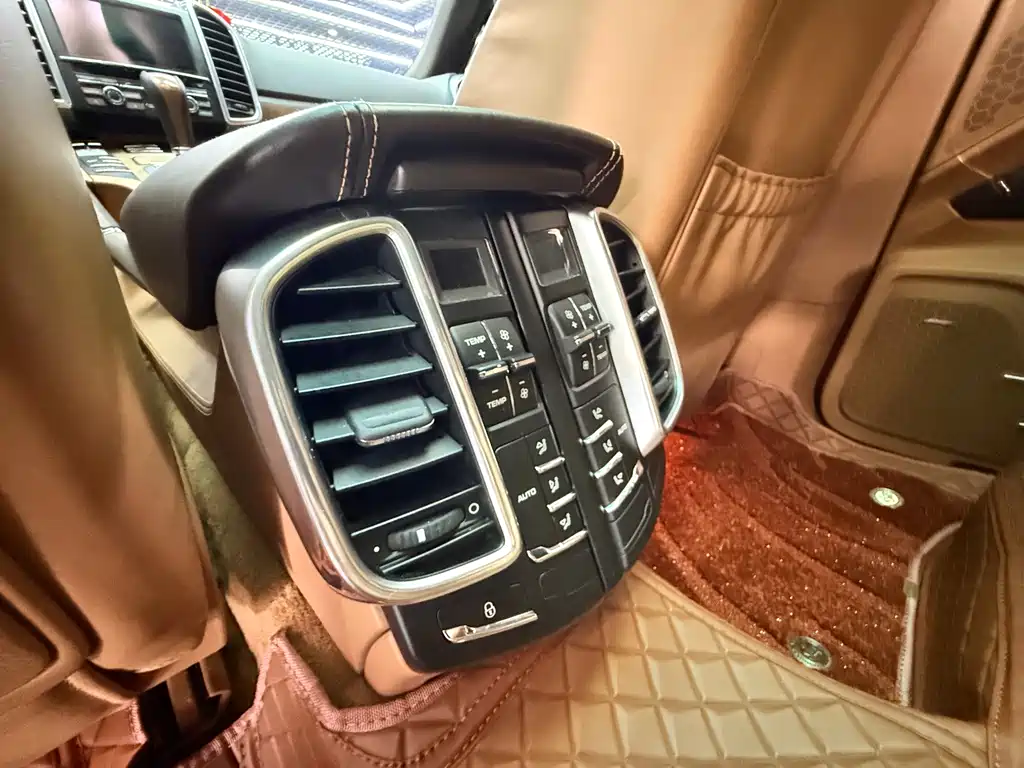 Porsche Cayenne — миниатюра 12