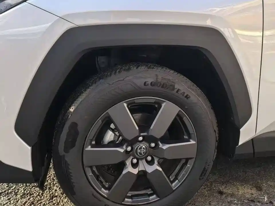 Toyota RAV4 — миниатюра 4