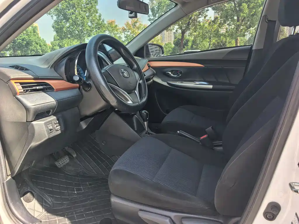 Toyota Yaris L — миниатюра 5