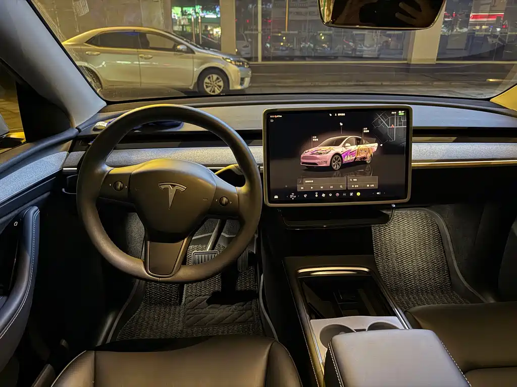 Tesla Model Y — миниатюра 7