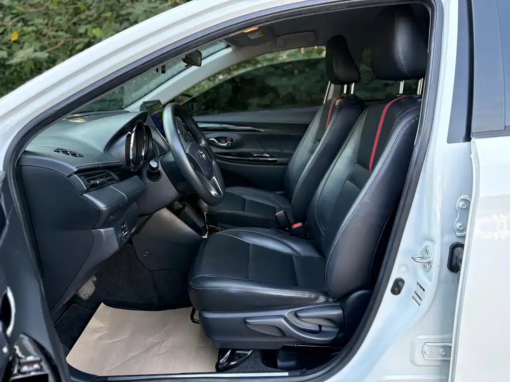Toyota Yaris L — миниатюра 10