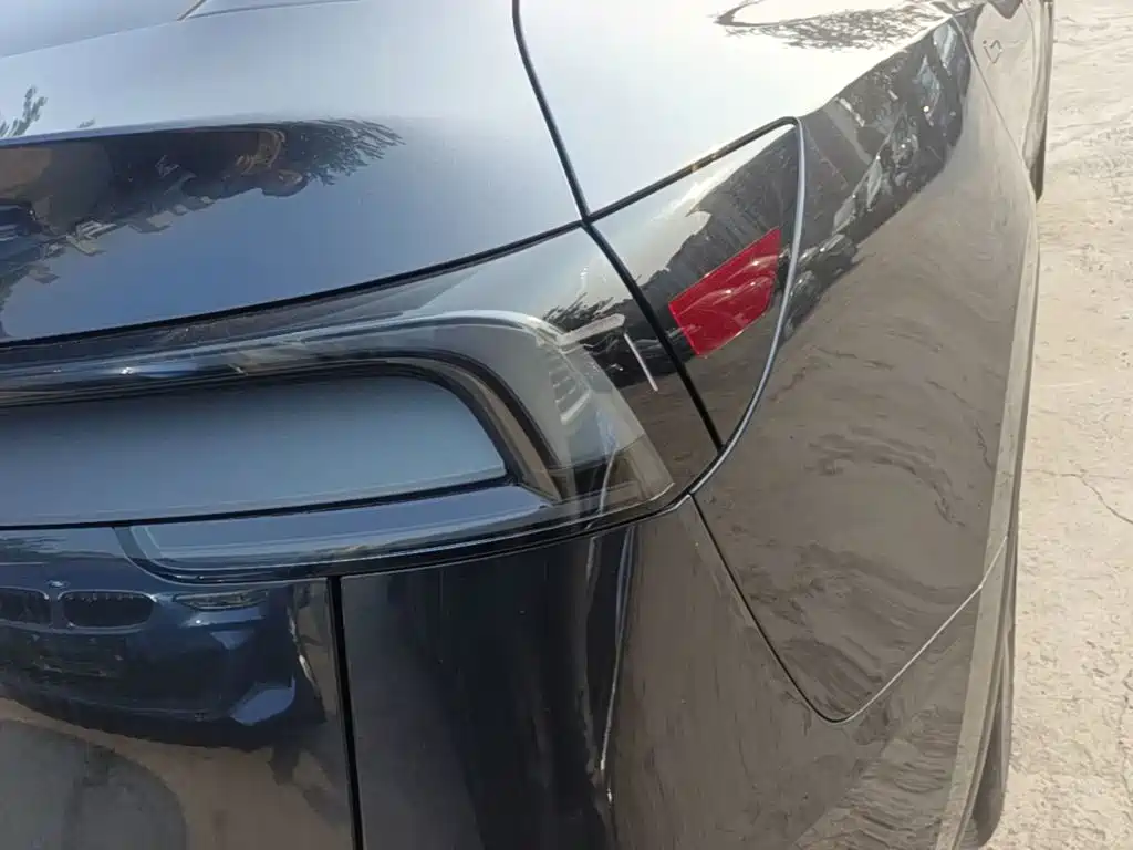 Tesla Model Y — миниатюра 8