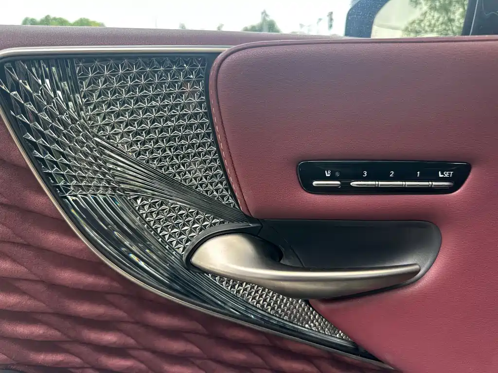 Lexus LS — миниатюра 9