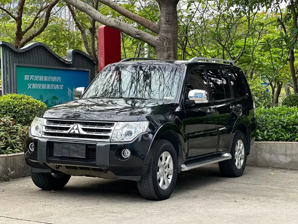 Mitsubishi Pajero (Import) 2011