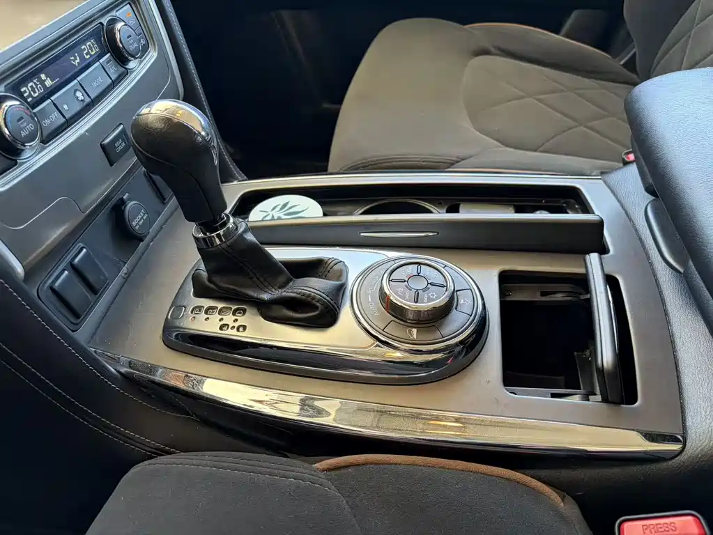 Nissan Patrol — миниатюра 9