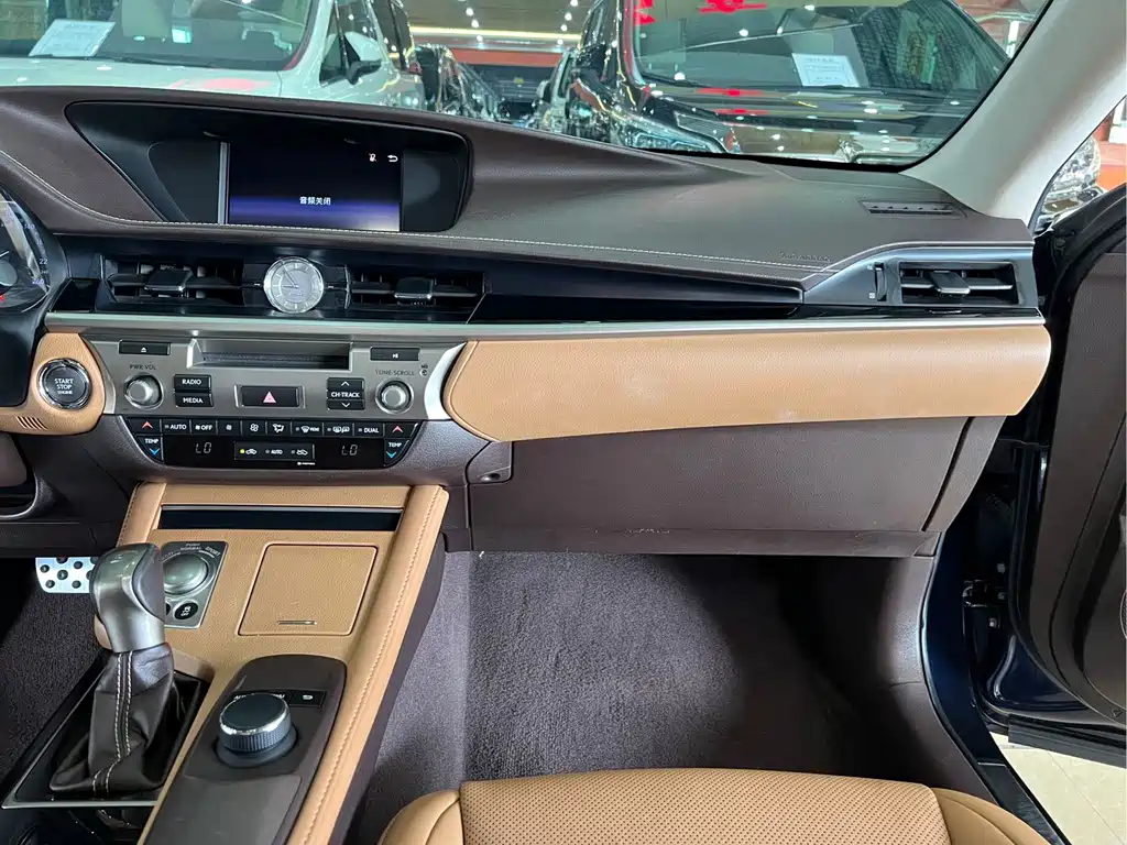 Lexus ES — миниатюра 14
